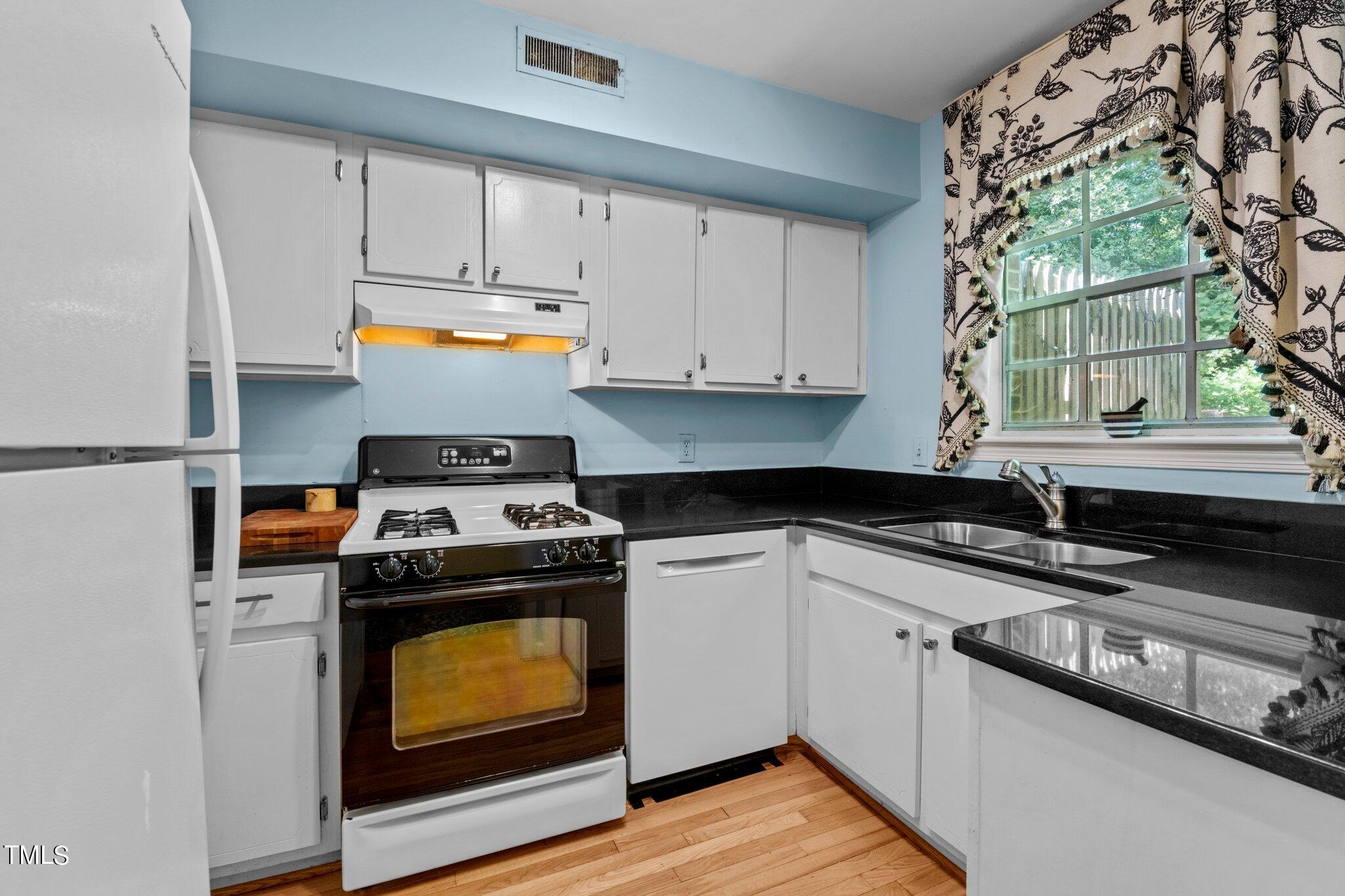 3929 Browning Place Raleigh, NC 27609 - Photo 6 of 20 15-web-or-mls-DSC_8459