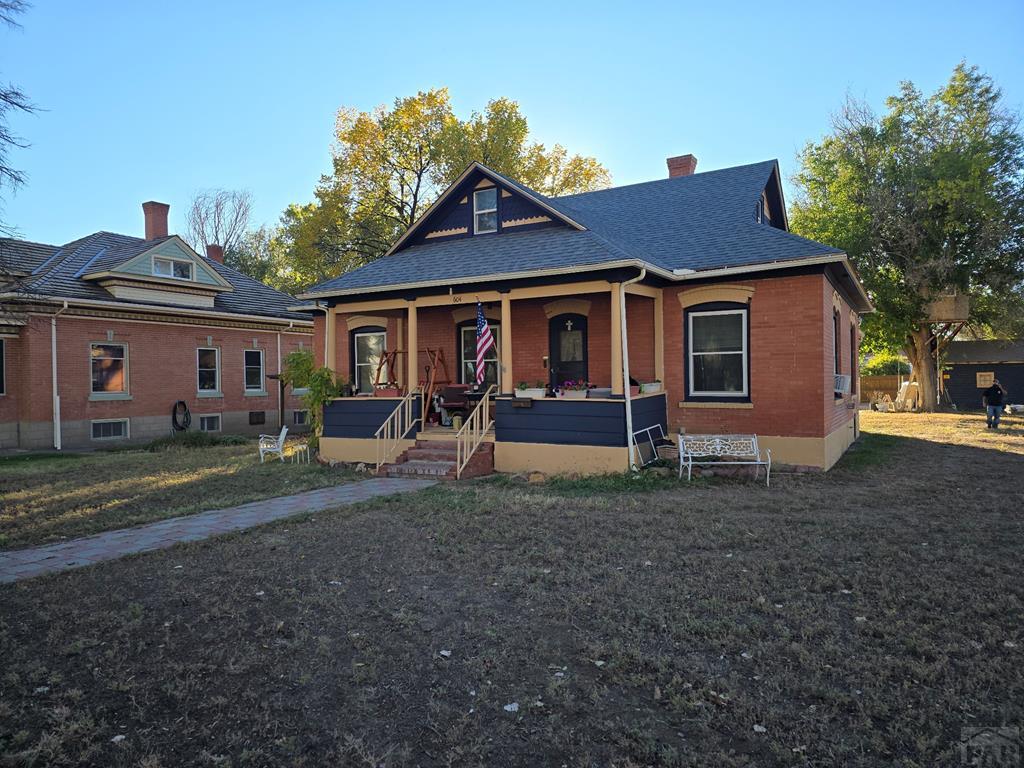 a view of a house with a yard