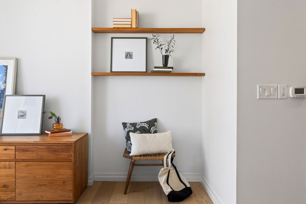 1 Franklin Street, Unit 1408 Boston, MA 02110 - Photo 14 of 37 a room with a table and a chair