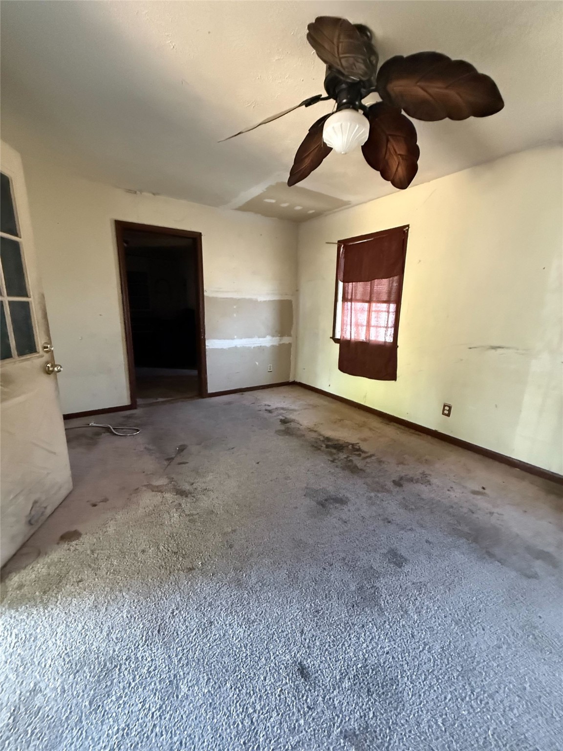 6221 Peg Street Houston, TX 77092 - Photo 3 of 14 a view of an empty room and window