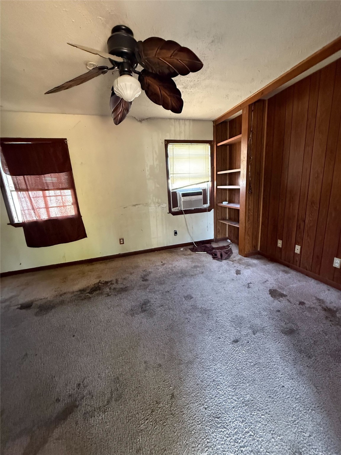 6221 Peg Street Houston, TX 77092 - Photo 4 of 14 a view of a livingroom with furniture and window