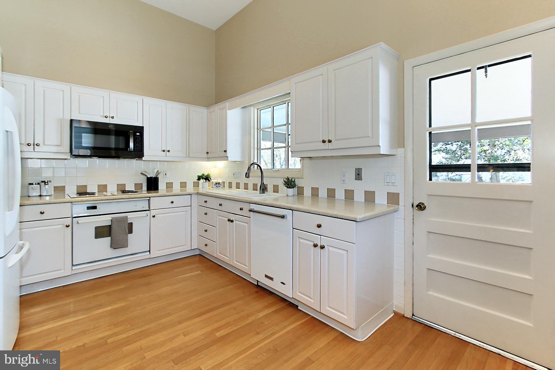 6703 Doane Avenue Springfield, VA 22152 - Photo 12 of 52 Bright Eat-In Kitchen