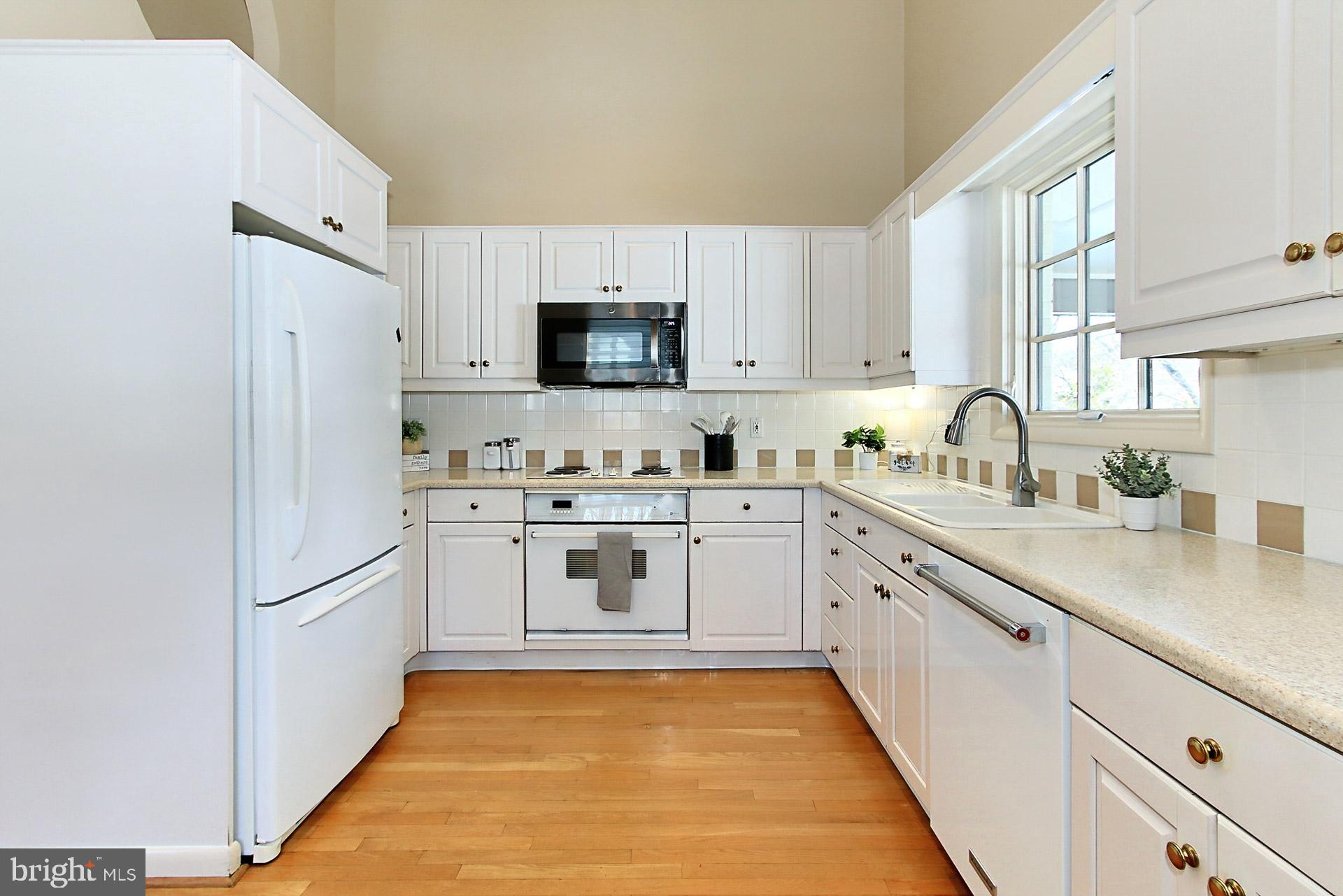 6703 Doane Avenue Springfield, VA 22152 - Photo 13 of 52 Bright Eat-In Kitchen