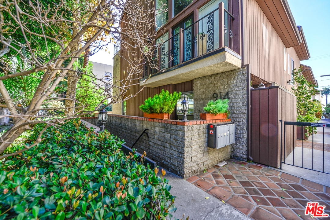 a view of a pathway with a house