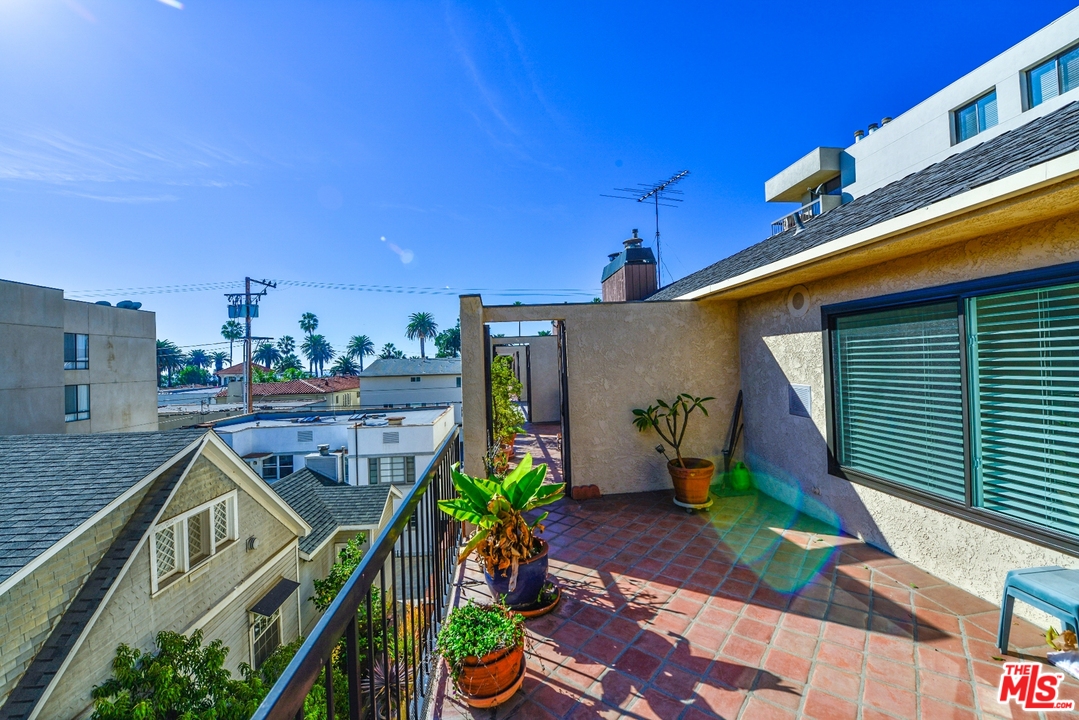 914 2nd Street, Unit B Santa Monica, CA 90403 - Photo 21 of 29 a front view of a house with garden