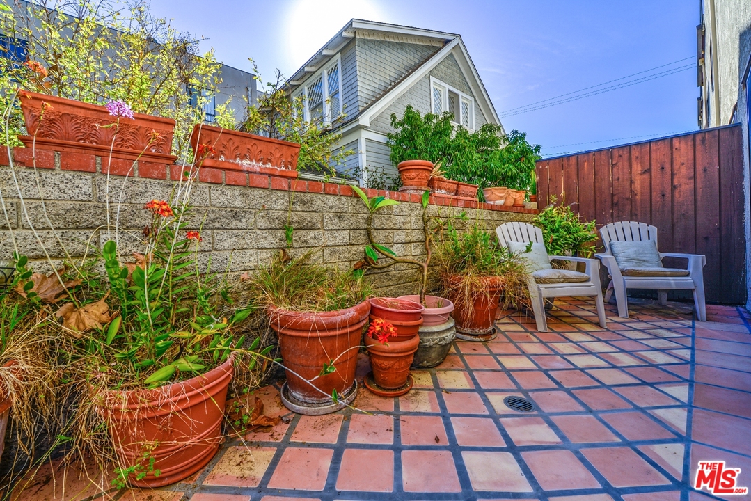 914 2nd Street, Unit B Santa Monica, CA 90403 - Photo 25 of 29 a view of a chairs and table in backyard