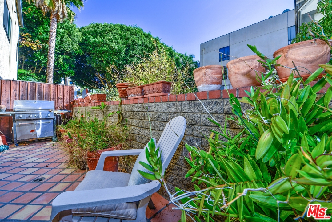 914 2nd Street, Unit B Santa Monica, CA 90403 - Photo 26 of 29 an outdoor space with furniture