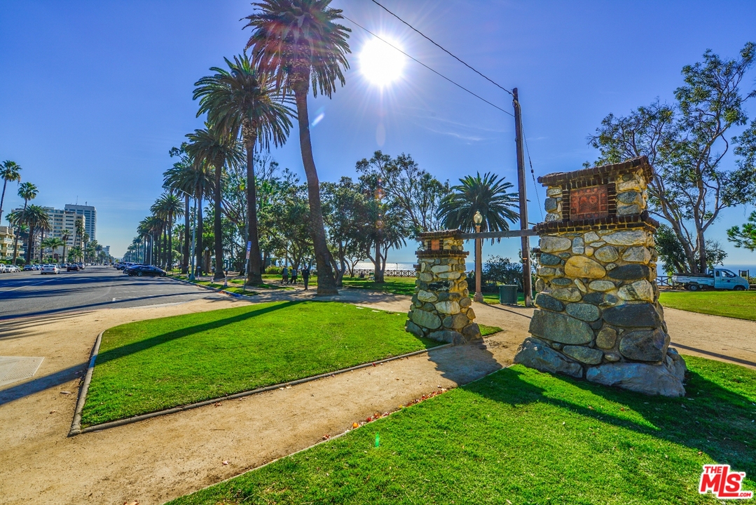 914 2nd Street, Unit B Santa Monica, CA 90403 - Photo 28 of 29 a garden view with a fountain
