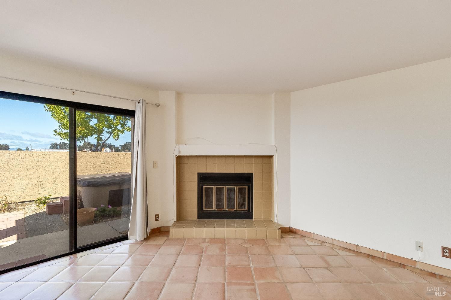 171 Nantucket Lane Vallejo, CA 94590 - Photo 11 of 56 an empty room with floor to ceiling window and an empty room