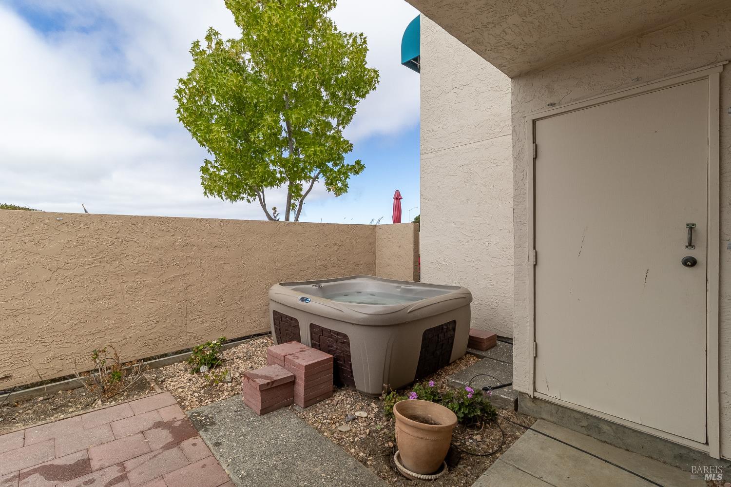 171 Nantucket Lane Vallejo, CA 94590 - Photo 23 of 56 a bathroom with a toilet and a sink