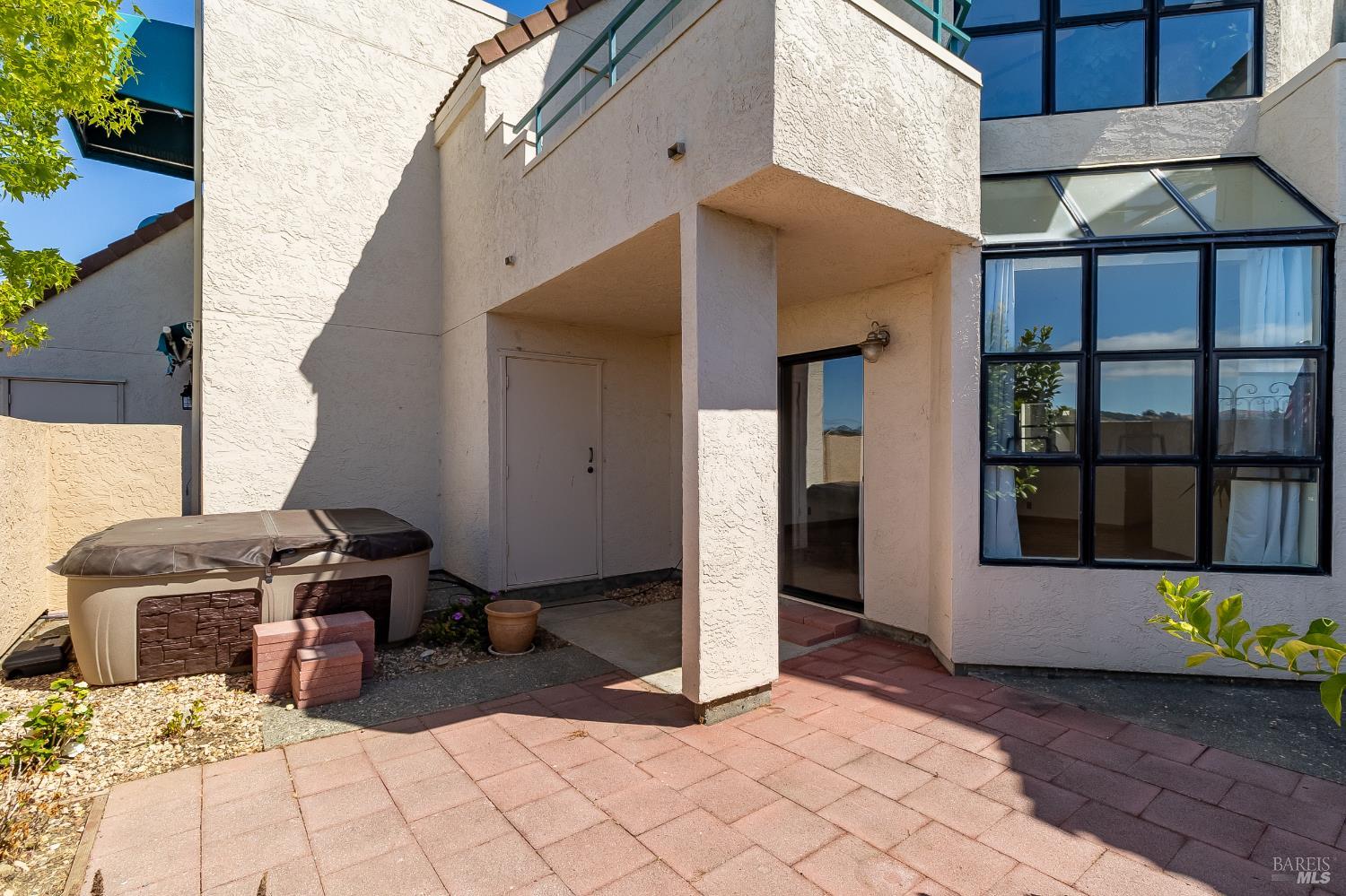 171 Nantucket Lane Vallejo, CA 94590 - Photo 25 of 56 a view of a lounge chair in the house front of house