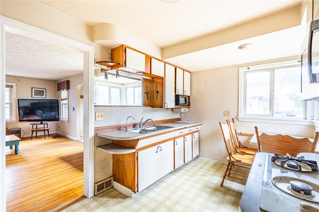 909 Whitlock Road Irondequoit, NY 14609 - Photo 6 of 19 Gallery Image 6
