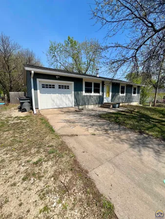 $157,500 | 1242 East 9th Avenue, Emporia, KS 66801