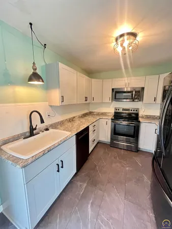 $157,500 | 1242 East 9th Avenue, Emporia, KS 66801