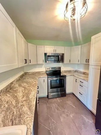 $157,500 | 1242 East 9th Avenue, Emporia, KS 66801