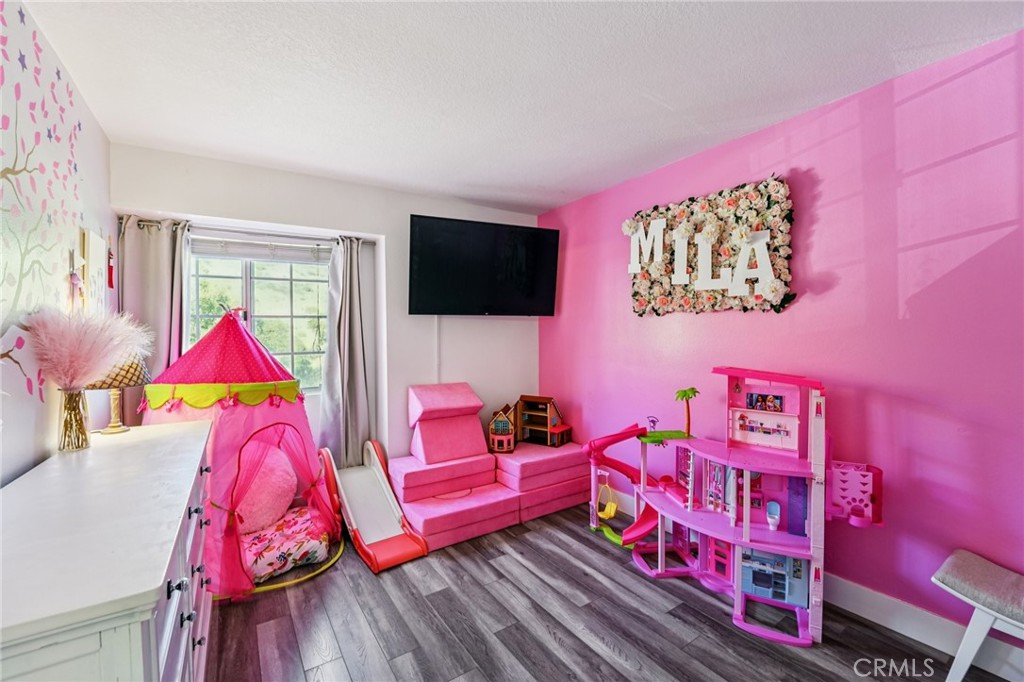17586 Mountain Court Riverside, CA 92503 - Photo 20 of 39 a living room with furniture and a couch