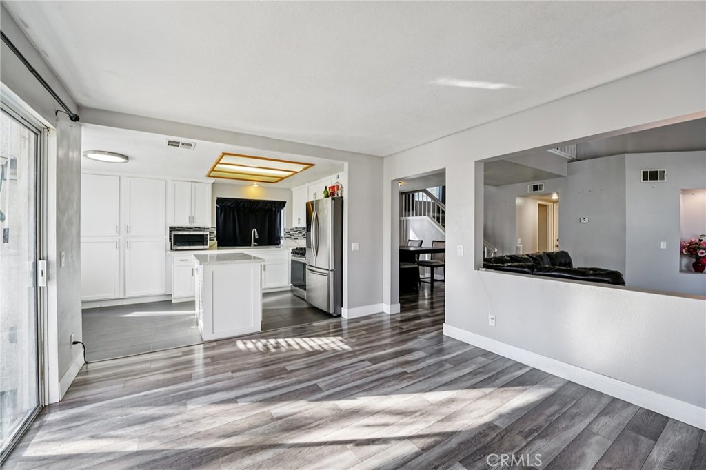 17586 Mountain Court Riverside, CA 92503 - Photo 6 of 39 a view of a living room