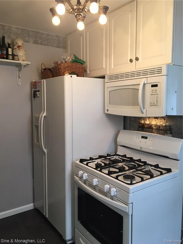 2981 Wakefield Road Berkley, MI 48072 - Photo 12 of 64 KITCHEN APPLIANCES INCLUDED - STOVE ONLY 4 MONTHS OLD!