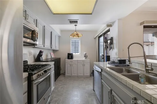 $649,995 | 10231 Independence Avenue, Unit C17, Chatsworth, CA 91311