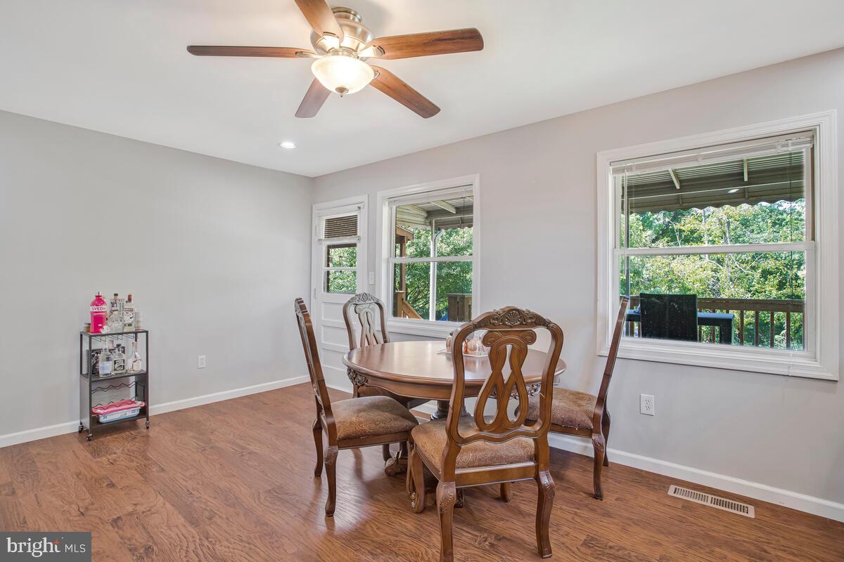 712 Seawall Road Baltimore, MD 21221 - Photo 13 of 36 Table Space Area