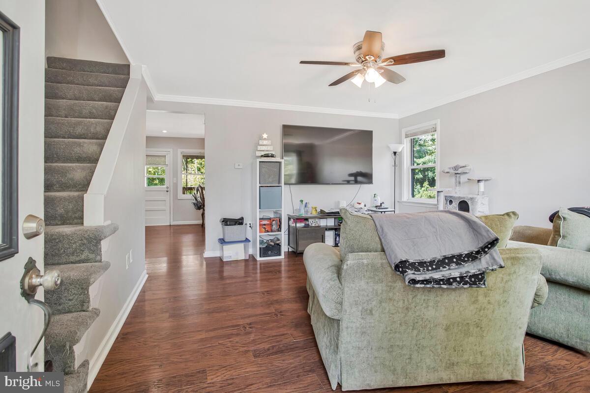 712 Seawall Road Baltimore, MD 21221 - Photo 5 of 36 Living Room