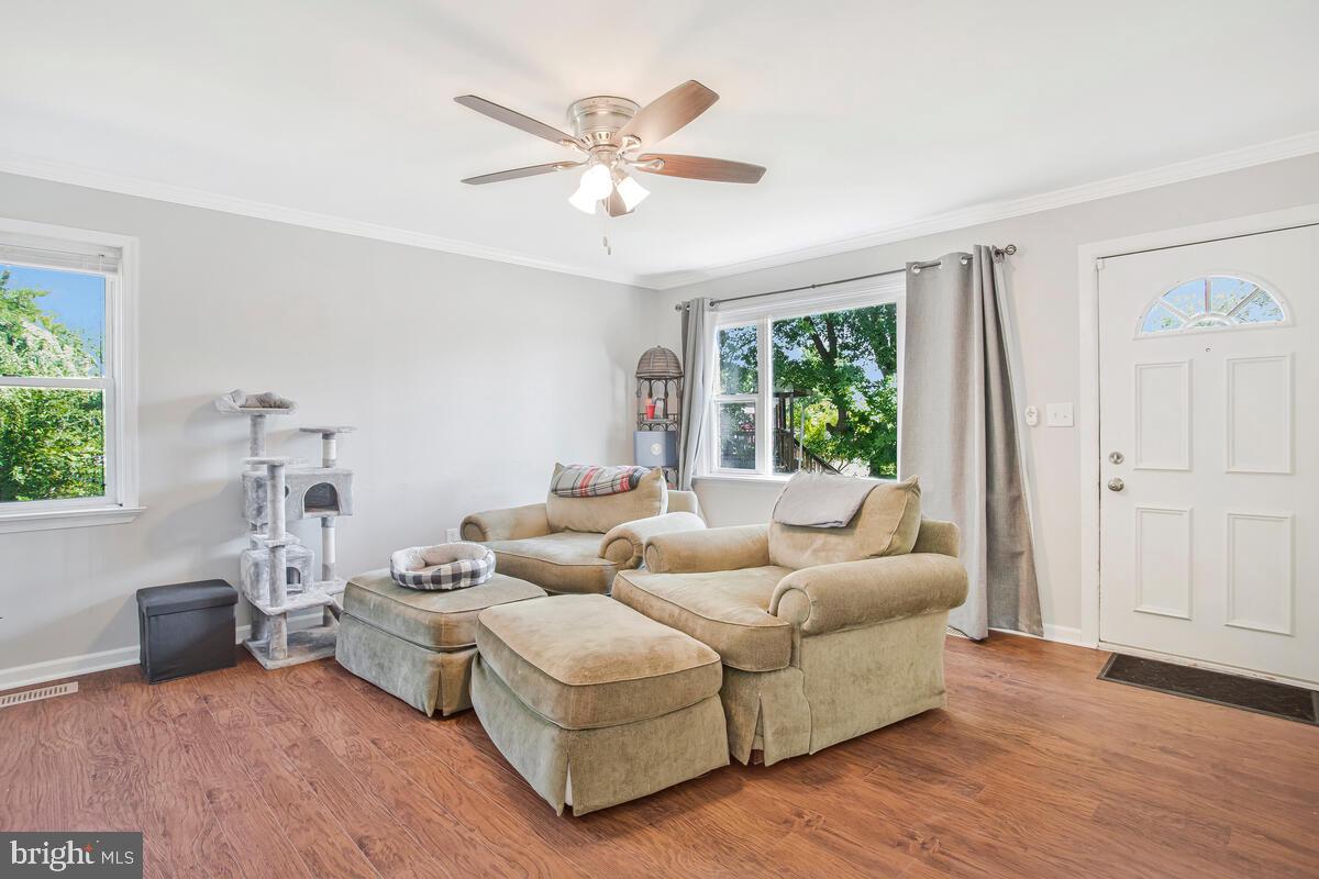 712 Seawall Road Baltimore, MD 21221 - Photo 6 of 36 Living Room