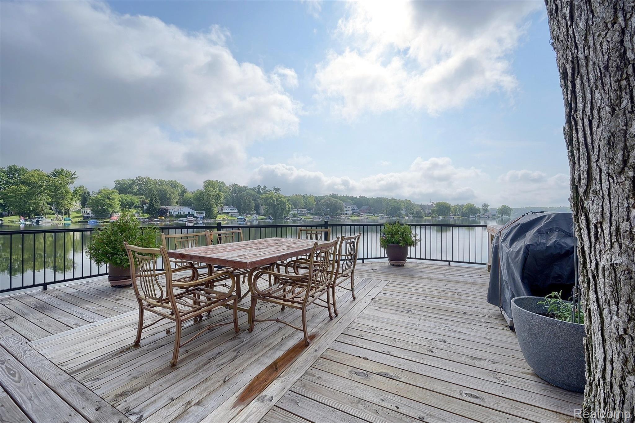 552 Deerpoint Road Leonard, MI 48367 - Photo 37 of 54 39-Deck.jpg