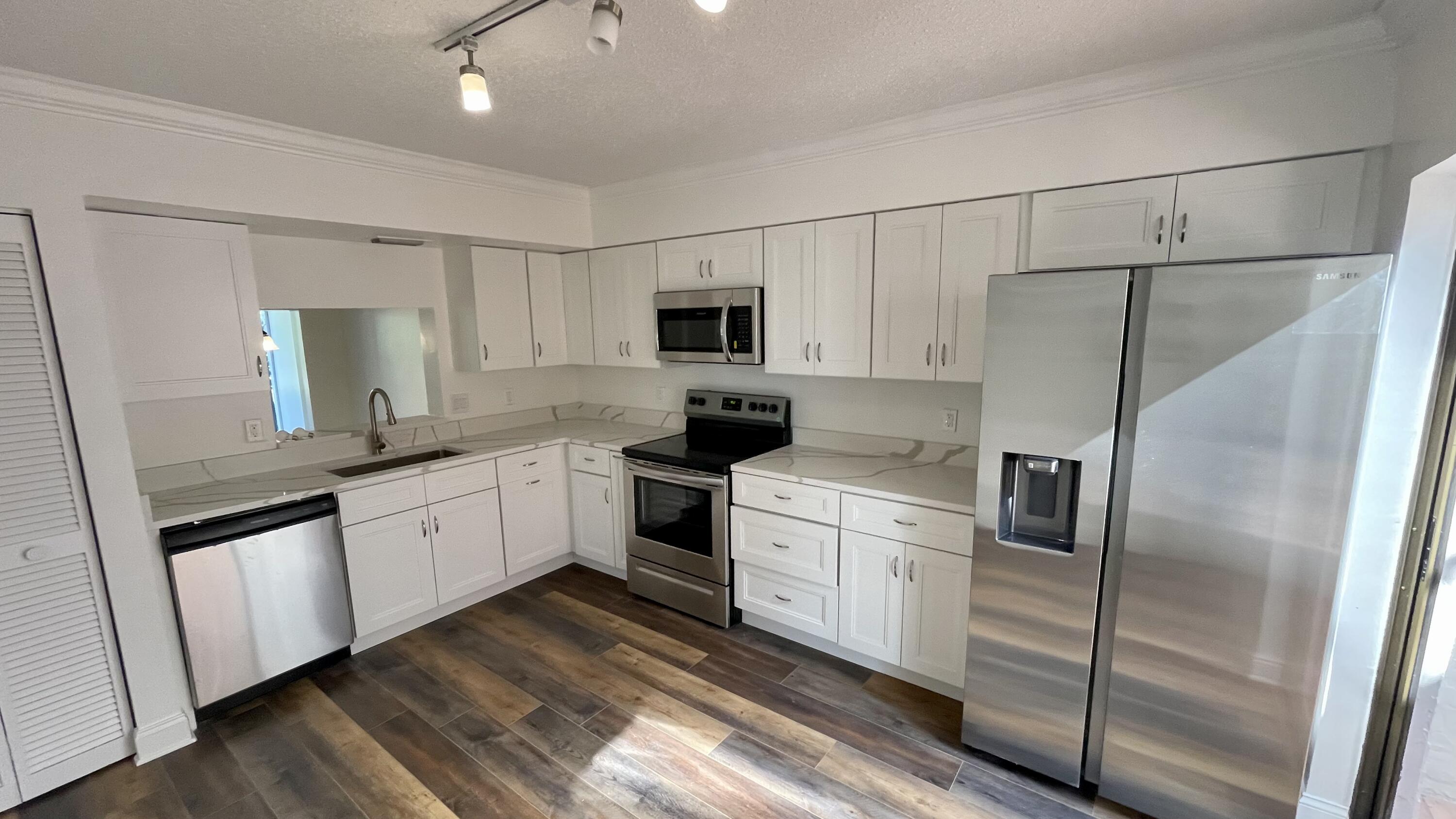 6740 Canary Palm Circle Boca Raton, FL 33433 - Photo 3 of 21 31AEA344-1159-4F05-95B3-E6882848E389