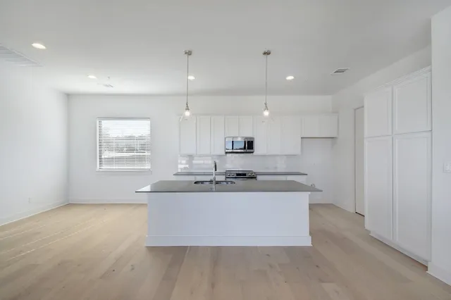 $2,750 | 2050 Lohmans Spur Road, Unit 402, Austin, TX 78734