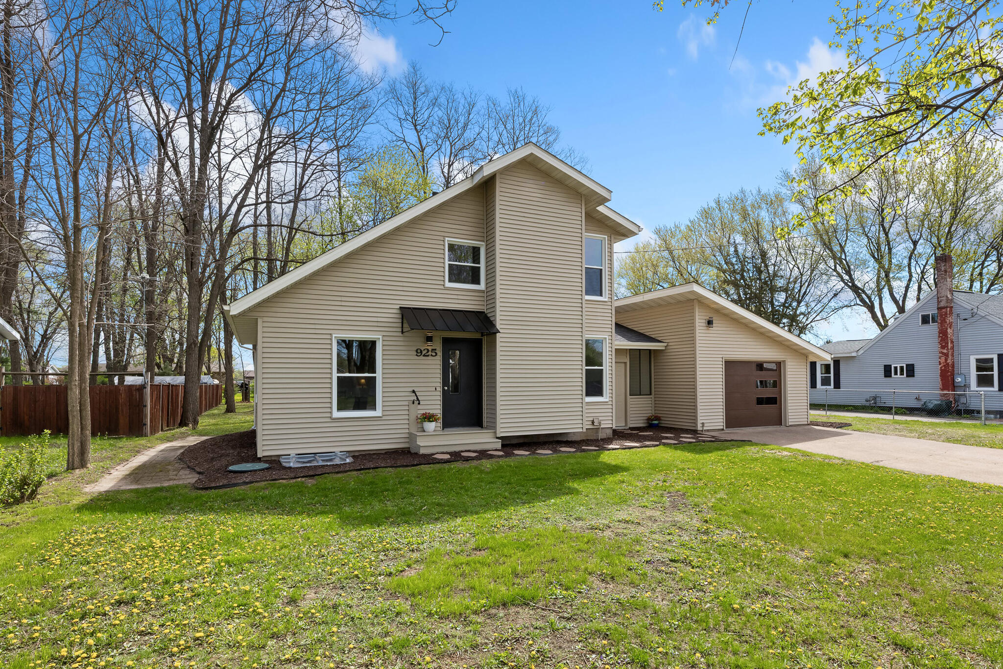 925 Mill Street Sparta, WI 54656 - Photo 4 of 46 4 FRONT