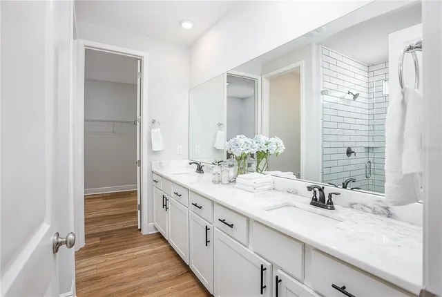 a en suite bathroom with double sink and a large mirror
