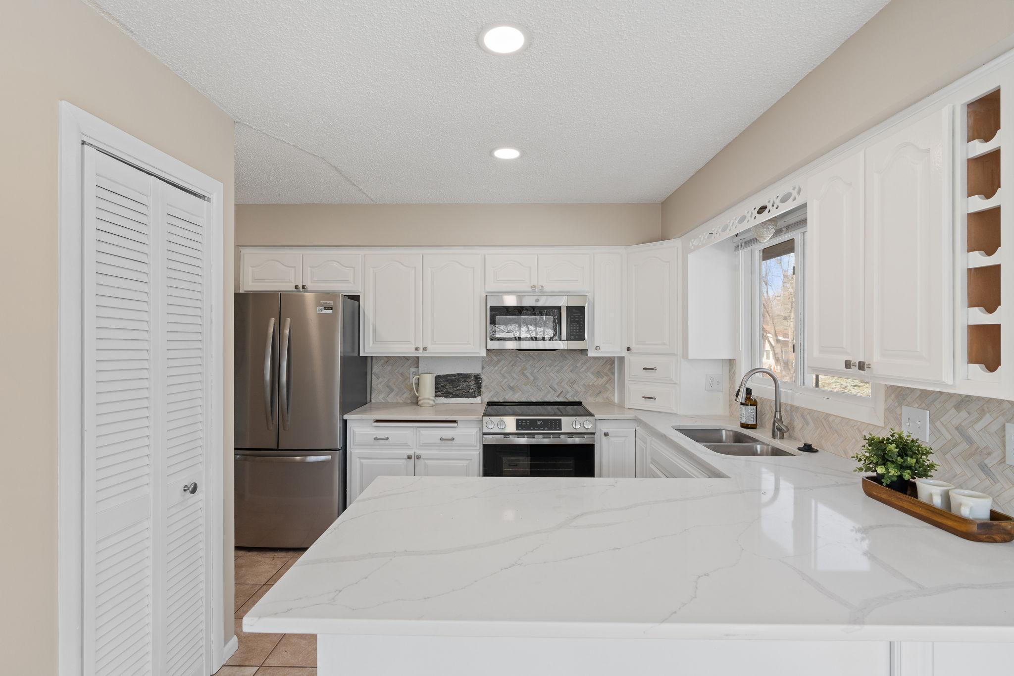 2298 Clark Street Eagan, MN 55122 - Photo 10 of 34