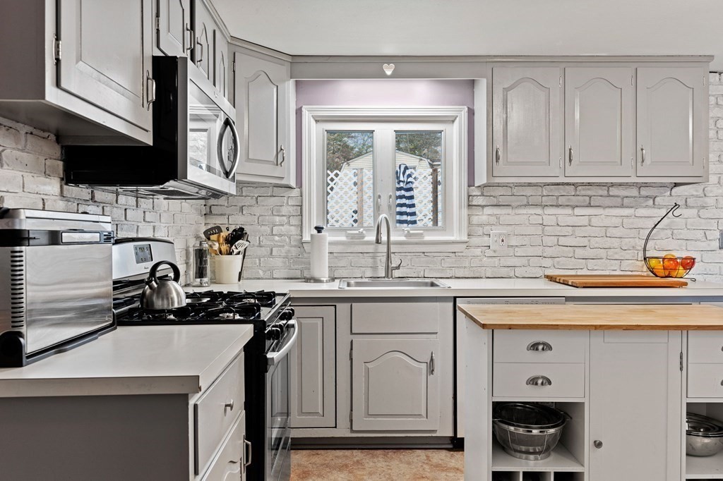 29 Forest Road Salisbury, MA 01952 - Photo 6 of 37