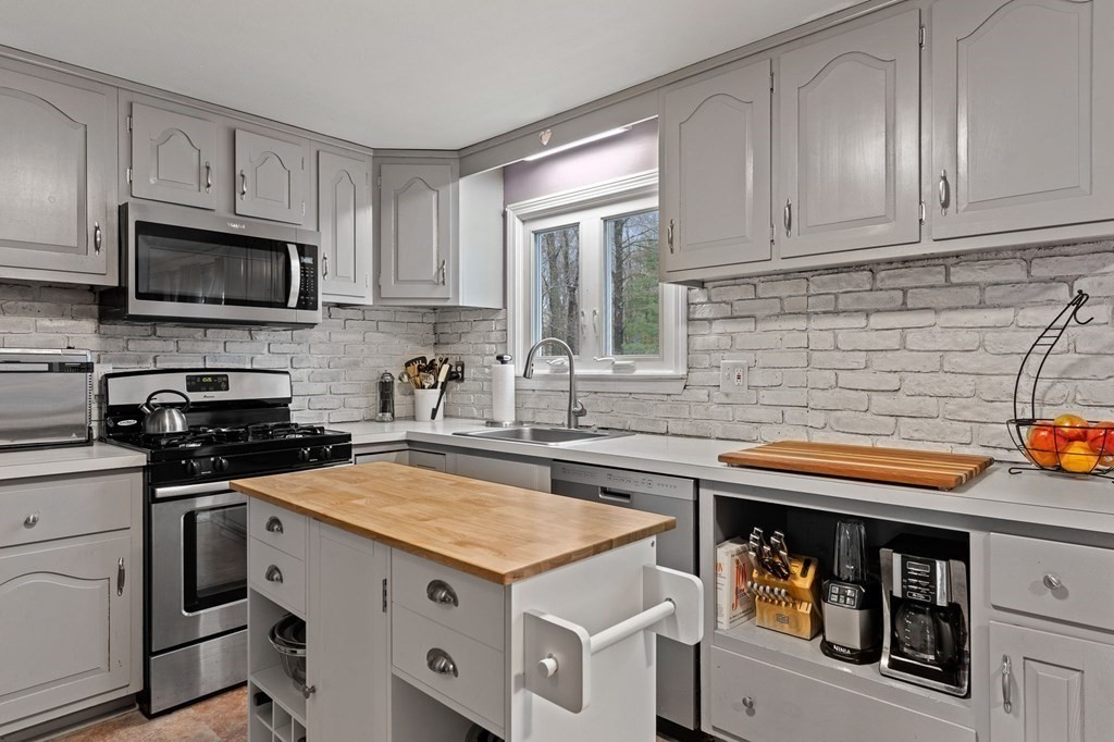 29 Forest Road Salisbury, MA 01952 - Photo 7 of 37