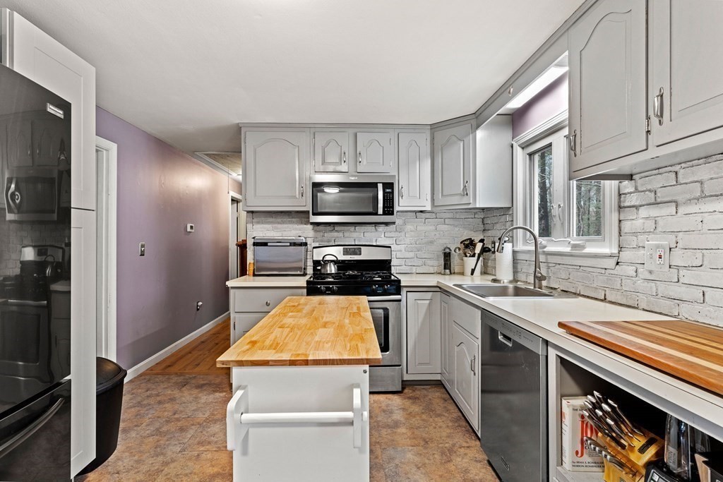 29 Forest Road Salisbury, MA 01952 - Photo 8 of 37