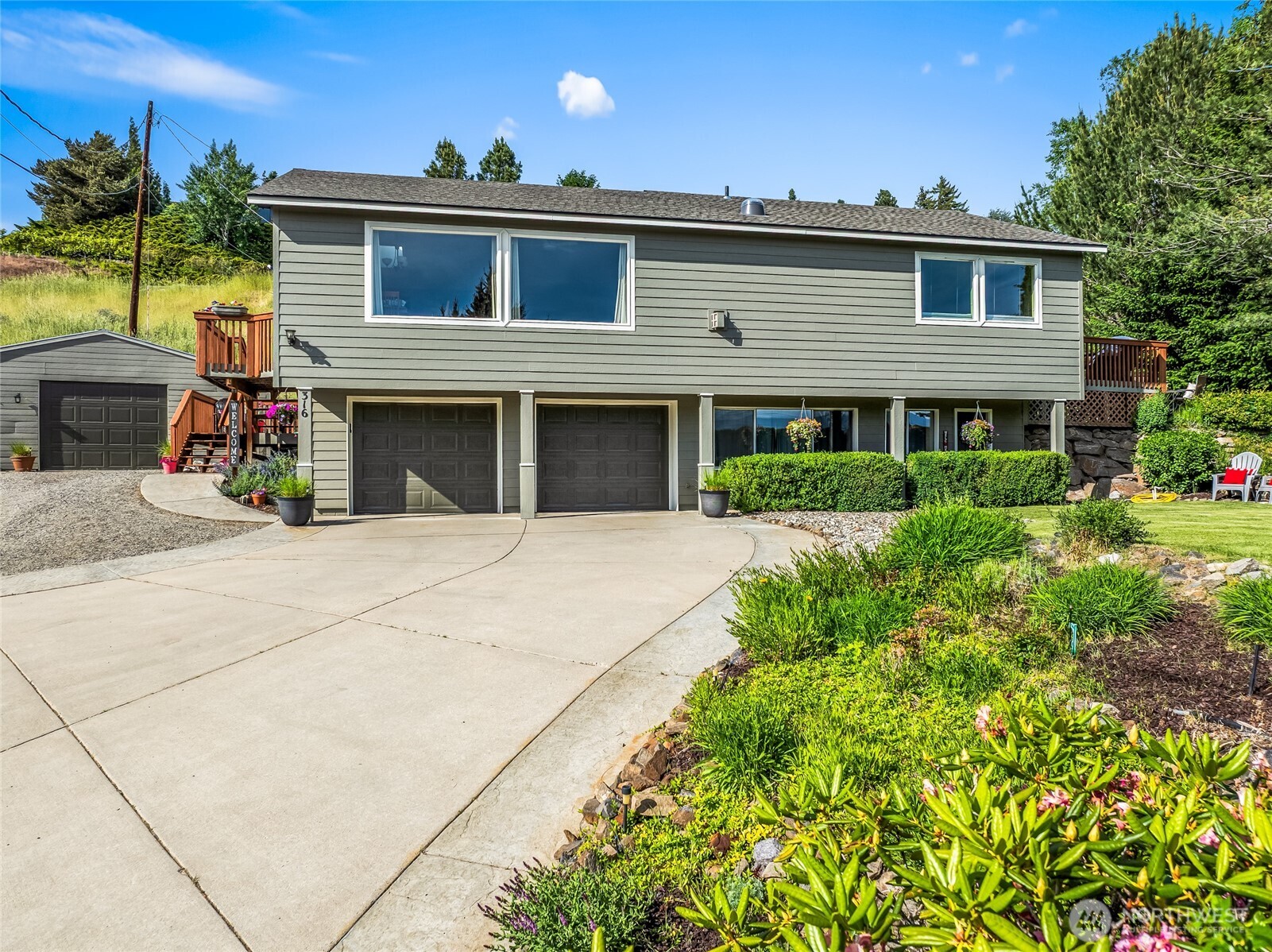 316 Easy Street Wenatchee, WA 98801 - Photo 1 of 39 a front view of a house with porch