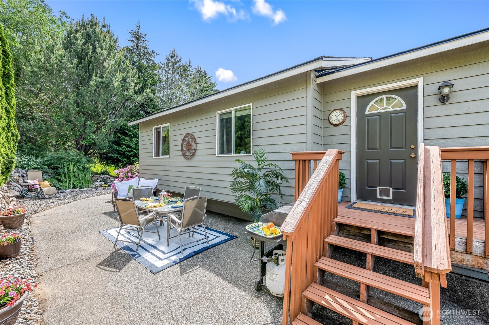 316 Easy Street Wenatchee, WA 98801 - Photo 20 of 39 a view of a patio with a table and chairs