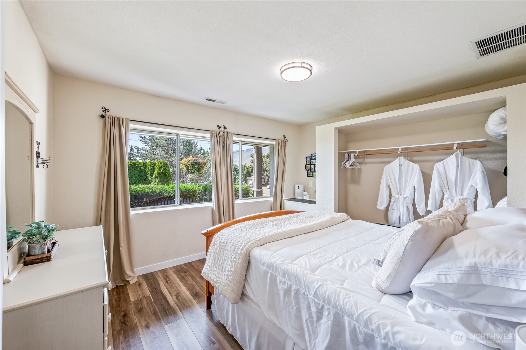 316 Easy Street Wenatchee, WA 98801 - Photo 31 of 39 a bedroom with a bed and a large window