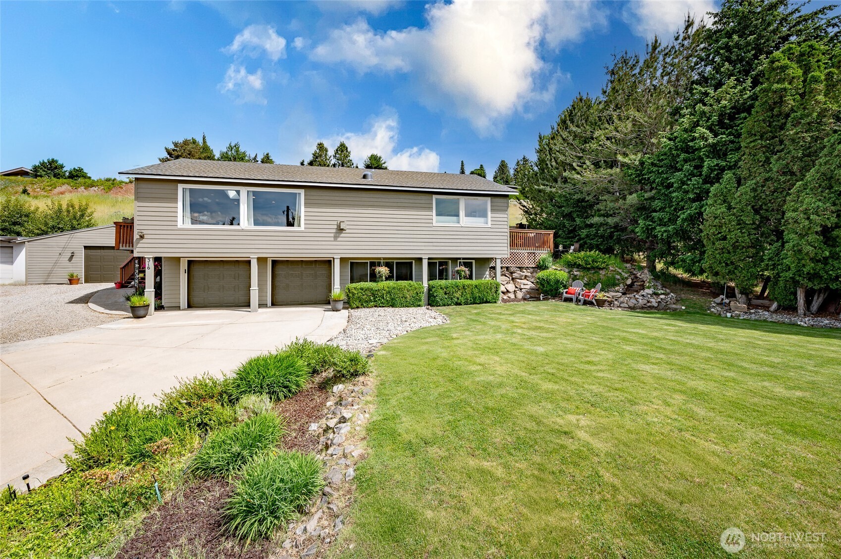 316 Easy Street Wenatchee, WA 98801 - Photo 33 of 39 a front view of a house with a yard