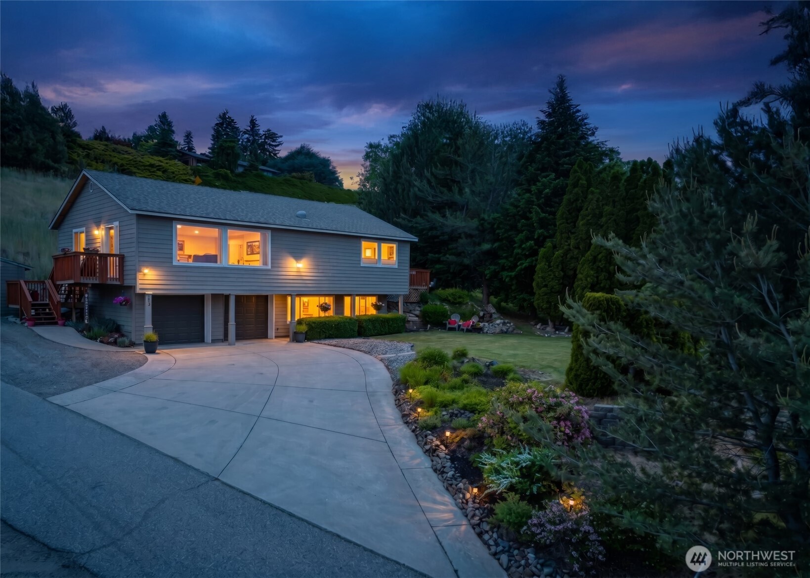 316 Easy Street Wenatchee, WA 98801 - Photo 37 of 39 a front view of a house with a yard