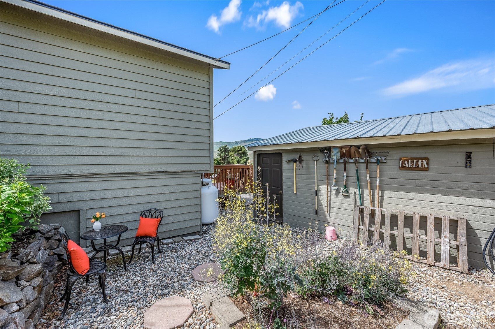 316 Easy Street Wenatchee, WA 98801 - Photo 38 of 39 a backyard of a house with yard and outdoor seating