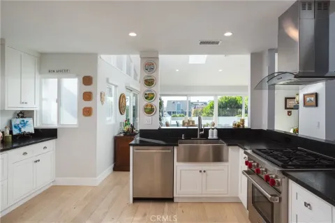 $2,545,000 | 410 Poinsettia Avenue, Corona del Mar, CA 92625