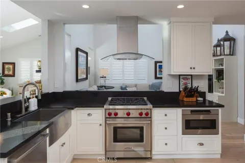 $2,545,000 | 410 Poinsettia Avenue, Corona del Mar, CA 92625