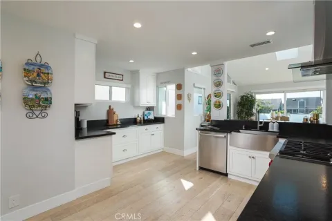 $2,545,000 | 410 Poinsettia Avenue, Corona del Mar, CA 92625