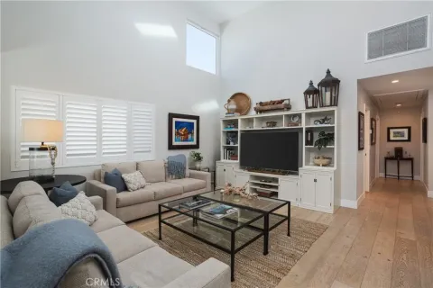 $2,545,000 | 410 Poinsettia Avenue, Corona del Mar, CA 92625