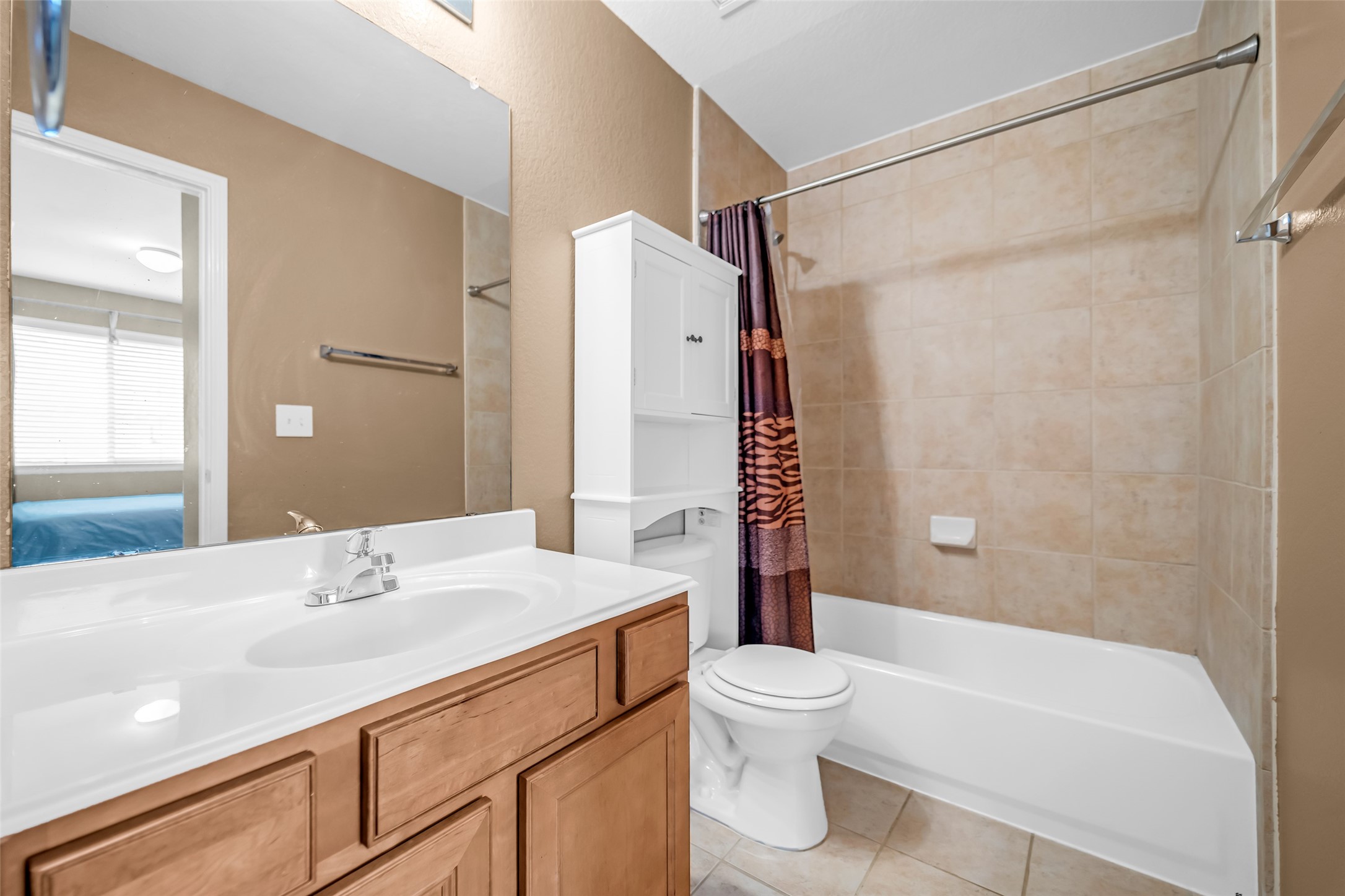 5406 Quarry Ridge Road Richmond, TX 77407 - Photo 27 of 36 Full bathroom serving the private upstairs guest suite, complete with a spacious vanity, tub/shower combination, and convenient layout. Located just off the upstairs bedroom, it provides comfortable accommodations for guests, multigenerational living, or a private secondary suite.