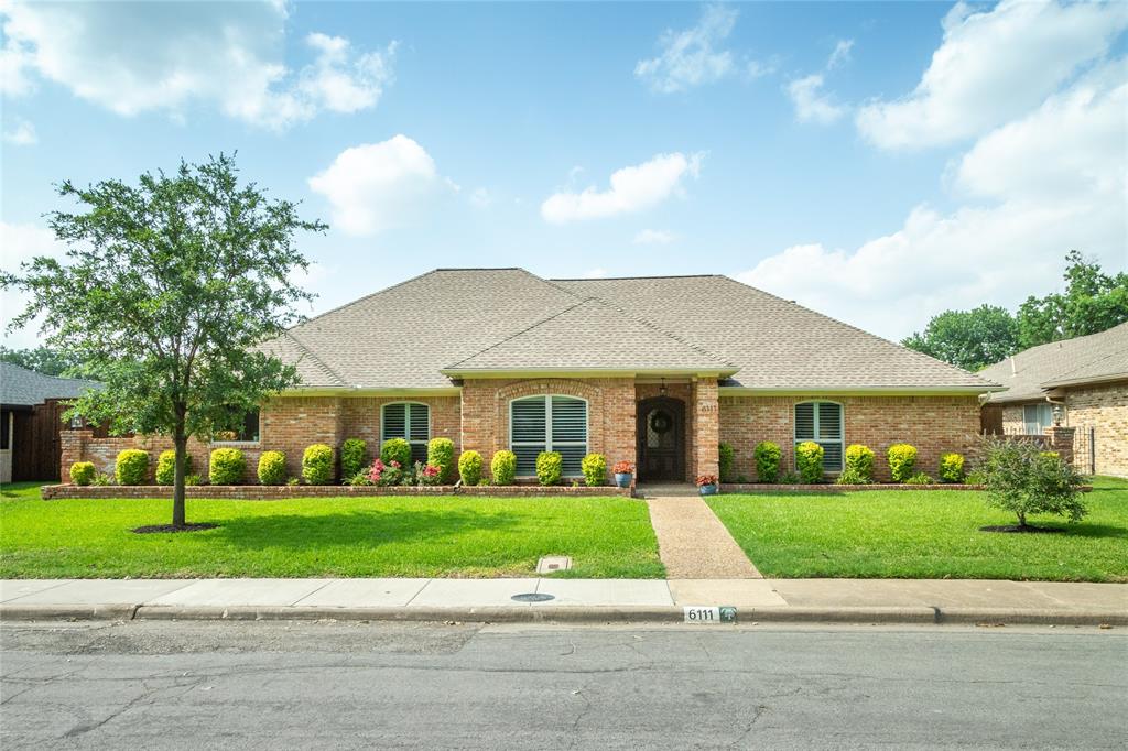 a view of house with a yard