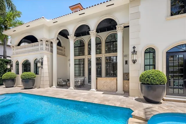 a view of yard with trees