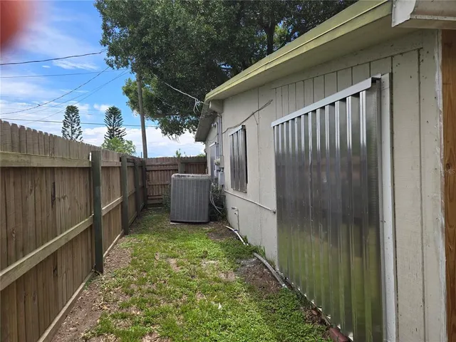 a view of a backyard