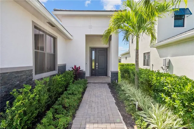 $615,000 | 369 Southeast Fascino Circle, Port St. Lucie, FL 34984